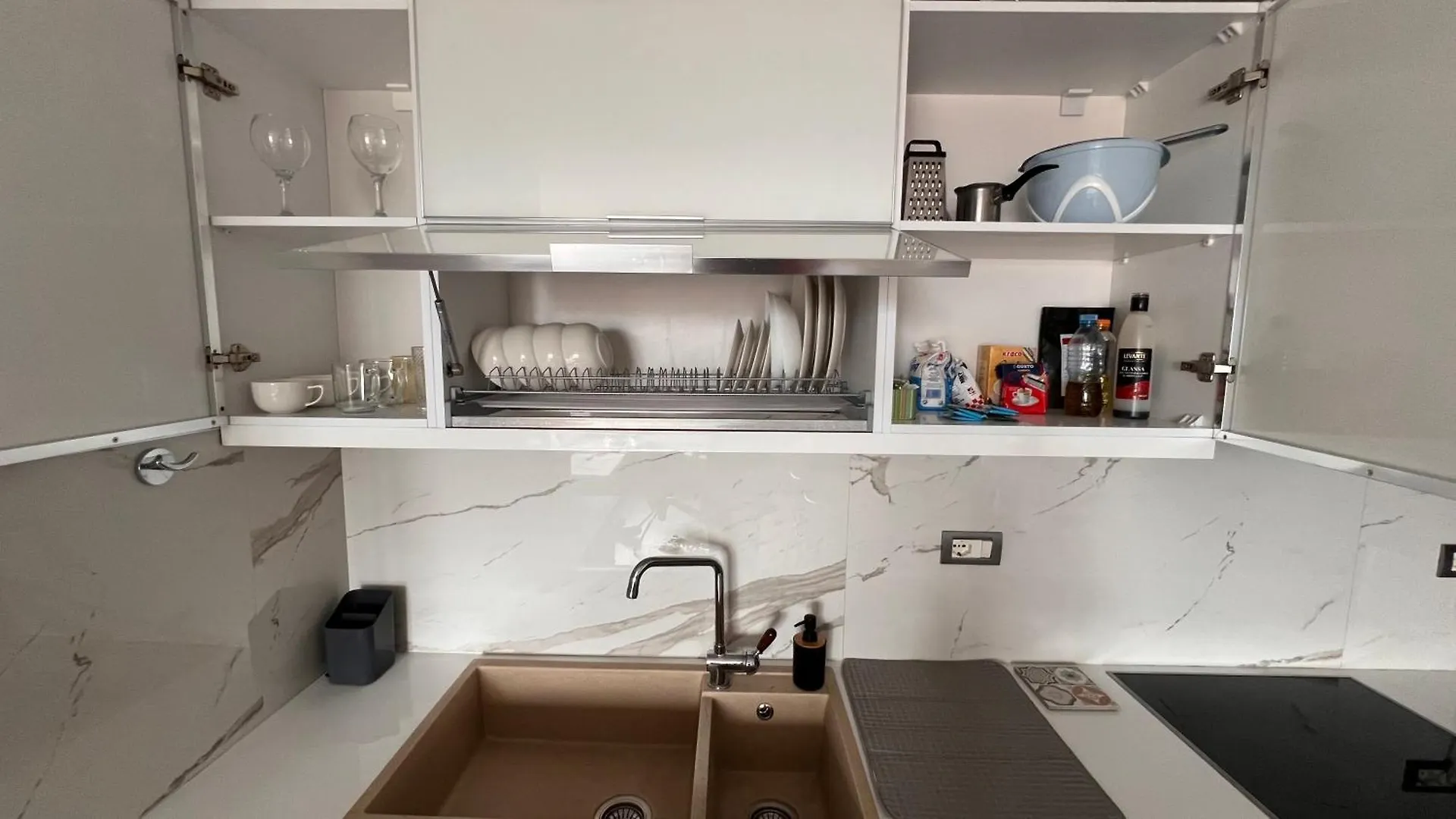 Lirin Apartment Durres 0*,